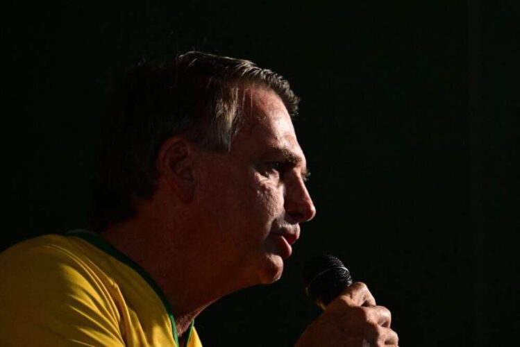 "Dormir na embaixada e conversar com embaixador é crime?", questiona Bolsonaro
