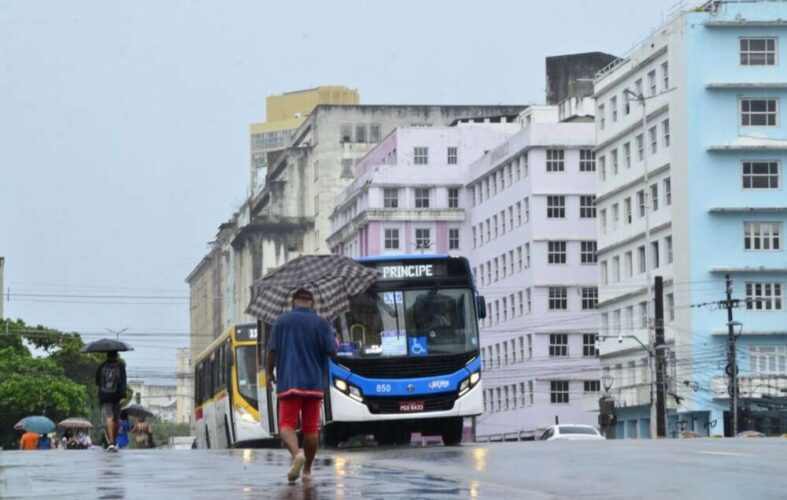 Por fortes chuvas, Recife entra em estágio de atenção; confira pontos de alagamento